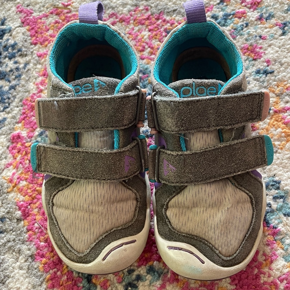 Little girls 8.5 Plae shoes